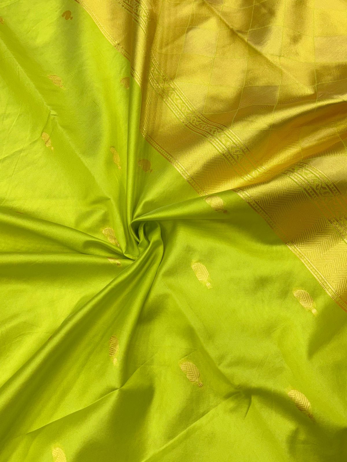 Medium Dark Shade of Yellow-Green Lichi Silk Woven Saree