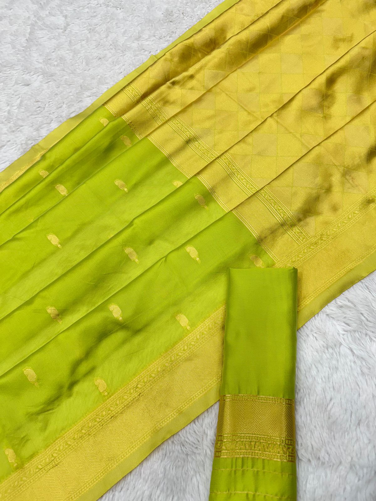 Medium Dark Shade of Yellow-Green Lichi Silk Woven Saree